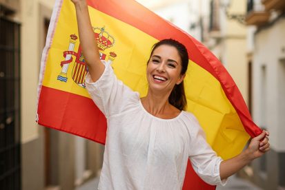 Chica con bandera española en la espalda Chica con bandera española en la espalda